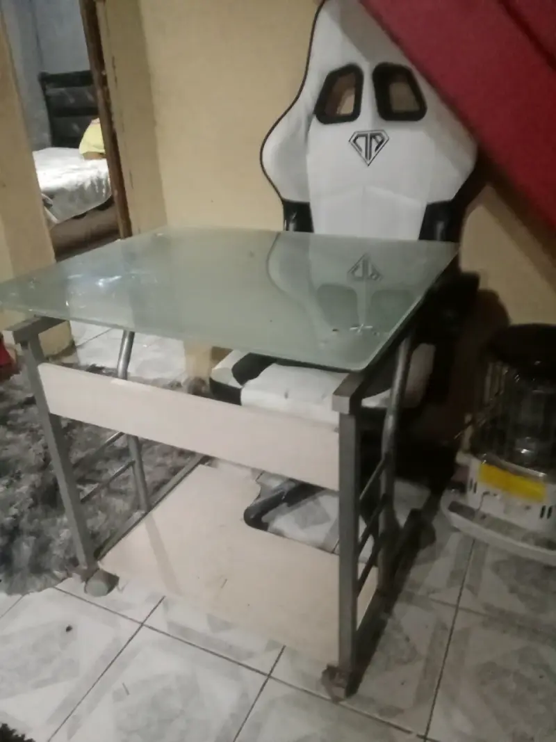 Escritorio de vidrio con estructura metálica - 3