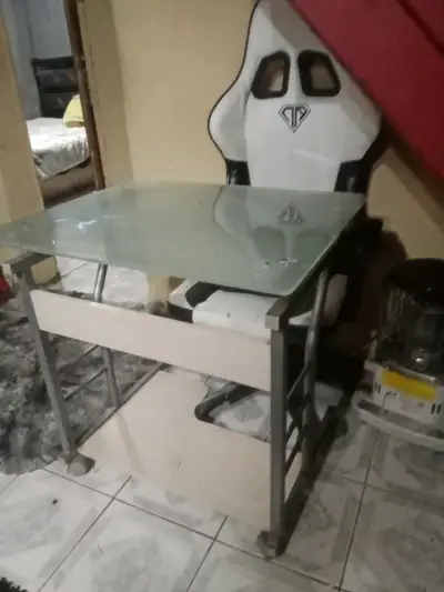 Escritorio de vidrio con estructura metálica - miniatura 3