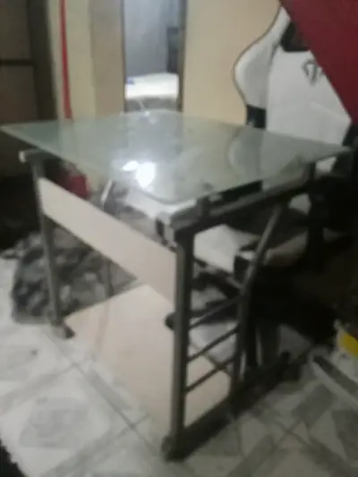 Escritorio de vidrio con estructura metálica - miniatura 4