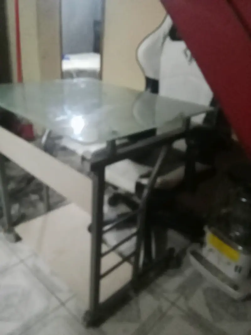 Escritorio de vidrio con estructura metálica - 5