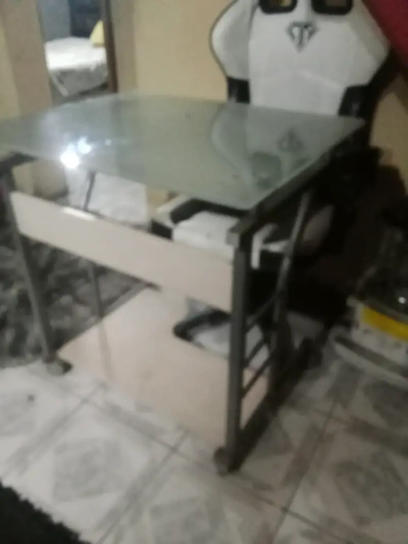 Escritorio de vidrio con estructura metálica - 6