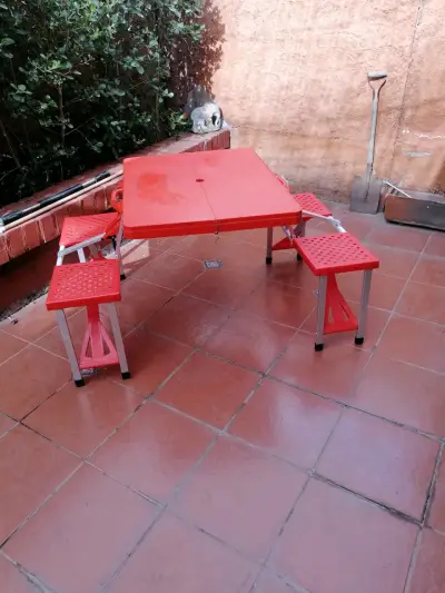 Mesa plegable  picnic roja con asientos integrado - miniatura 1