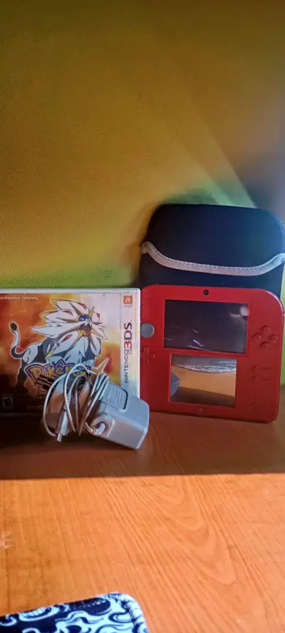 Consola Nintendo 2DS Roja con Pokémon Sol - miniatura 1
