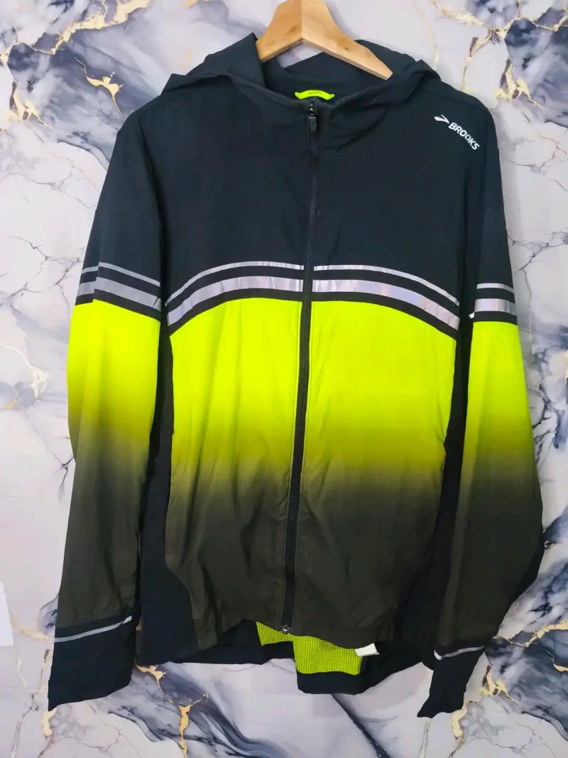 Chaqueta deportiva Brooks con capucha y diseño degradado - 1
