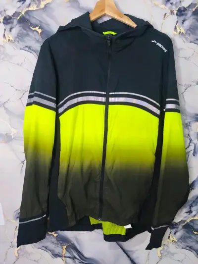 Chaqueta deportiva Brooks con capucha y diseño degradado - miniatura 1