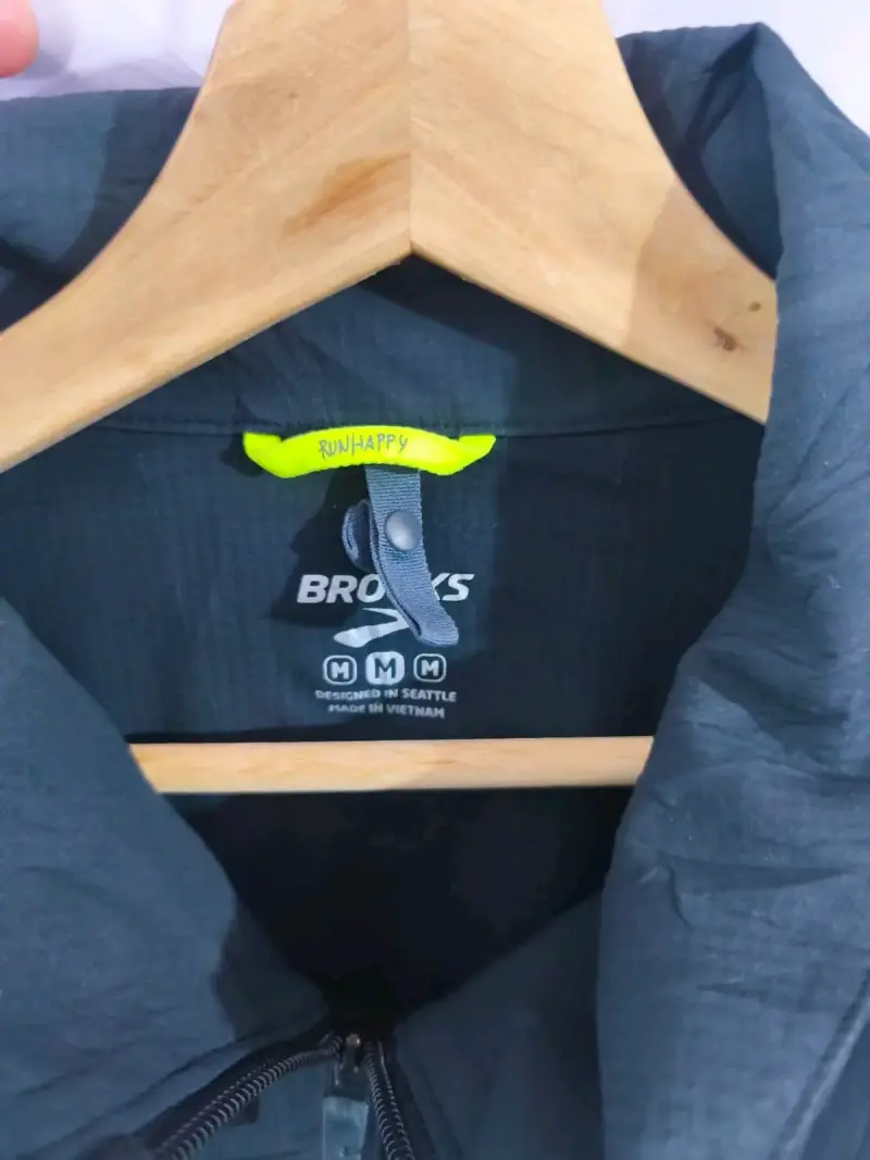 Chaqueta deportiva Brooks con capucha y diseño degradado - 2
