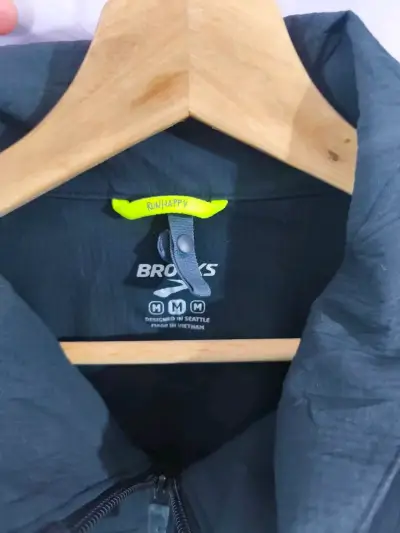 Chaqueta deportiva Brooks con capucha y diseño degradado - miniatura 2