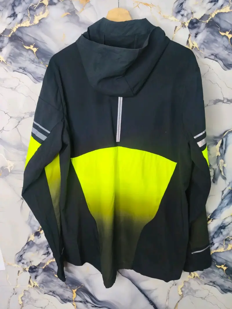 Chaqueta deportiva Brooks con capucha y diseño degradado - 3