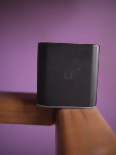 Router inalámbrico Ubiquiti compacto - miniatura 1