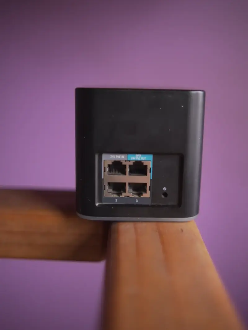 Router inalámbrico Ubiquiti compacto - 2