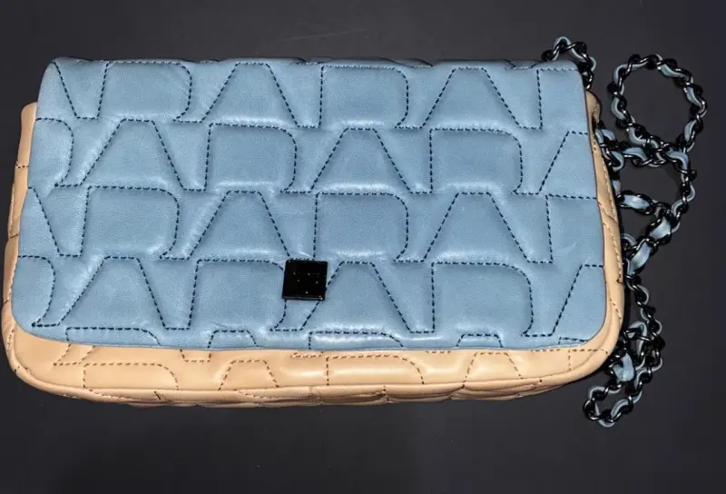 Cartera de cuero azul y beige con cadena - 1