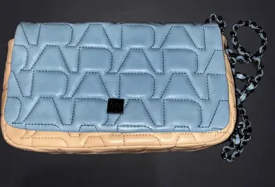 Cartera de cuero azul y beige con cadena - miniatura 1