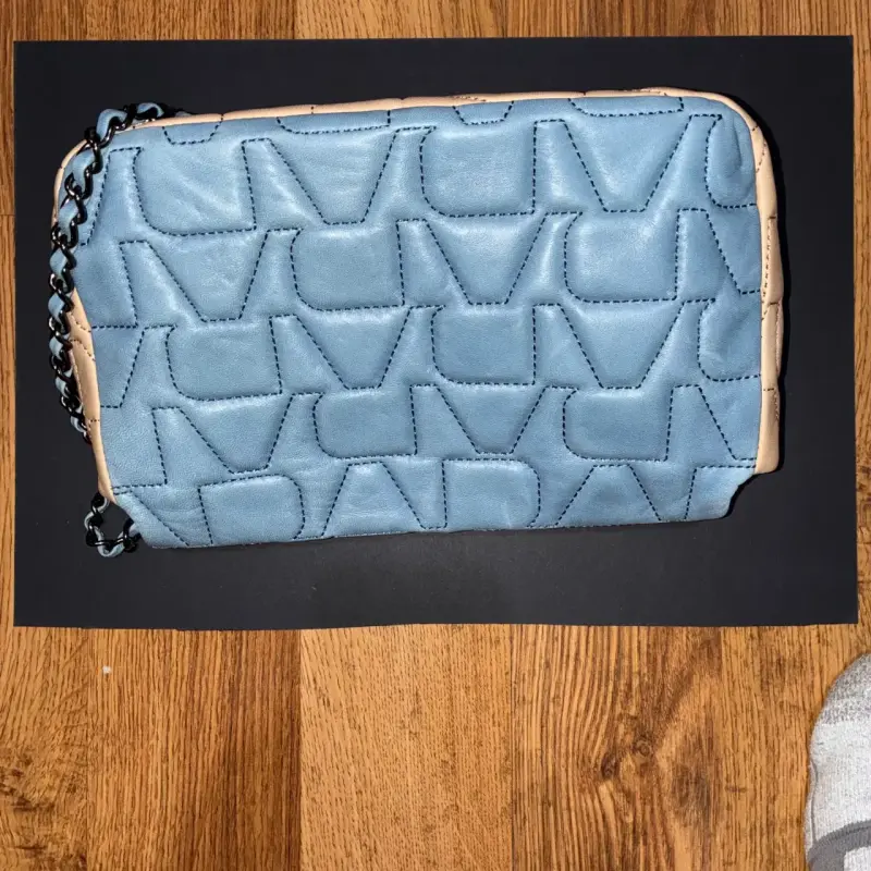 Cartera de cuero azul y beige con cadena - 2