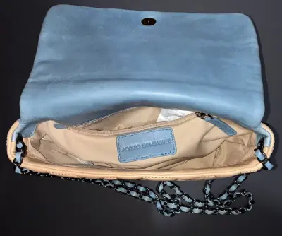 Cartera de cuero azul y beige con cadena - miniatura 3