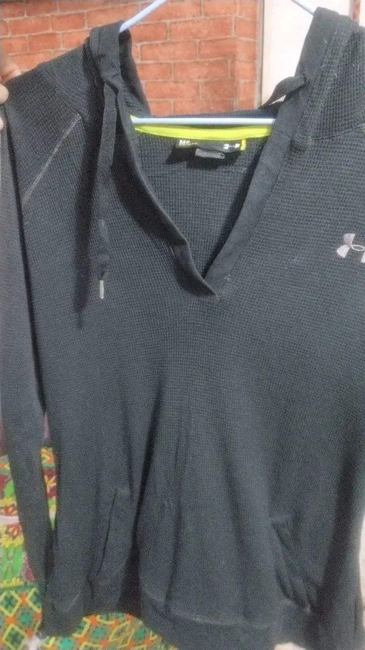 Polerón negro Under Armour con capucha - 1