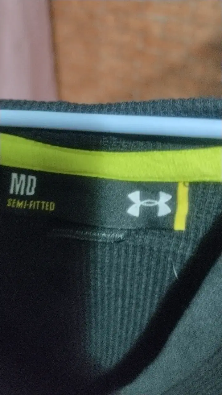 Polerón negro Under Armour con capucha - 3