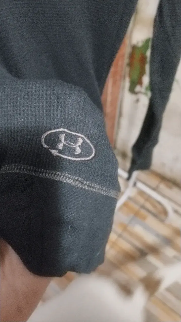 Polerón negro Under Armour con capucha - 4