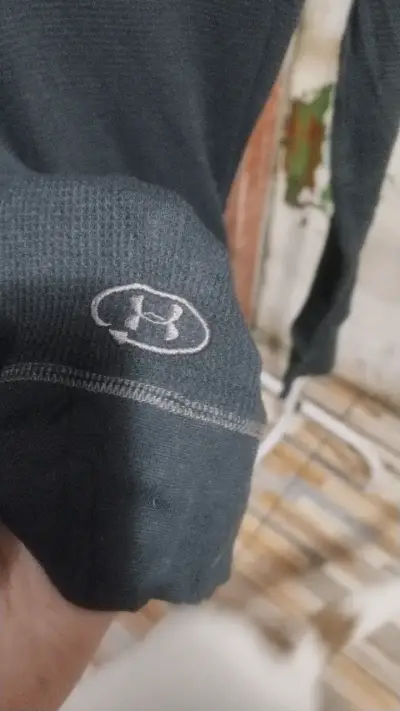 Polerón negro Under Armour con capucha - miniatura 4
