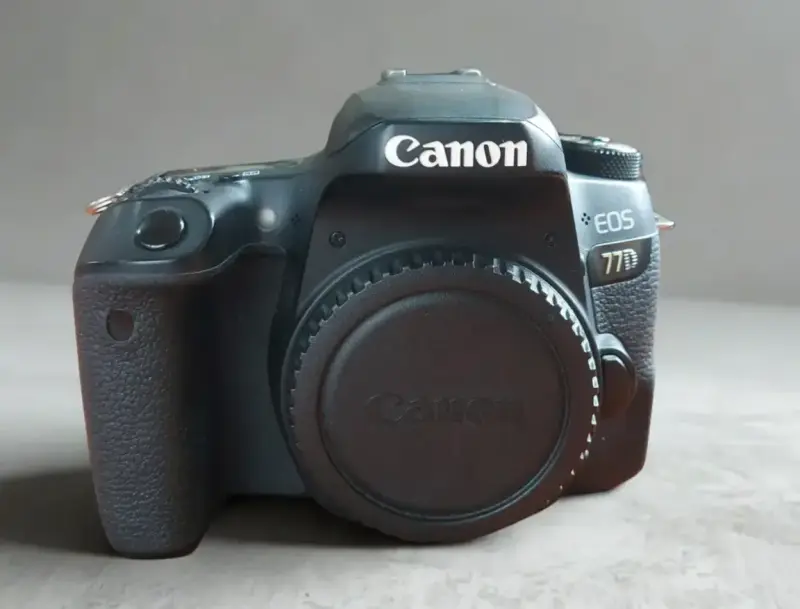 Cámara Canon EOS 77D con lente 50mm - 2