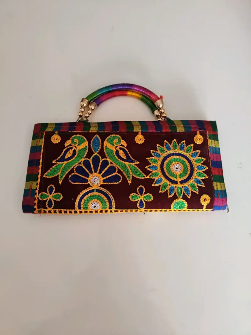 Cartera de Mano Bordada con Diseño Colorido
