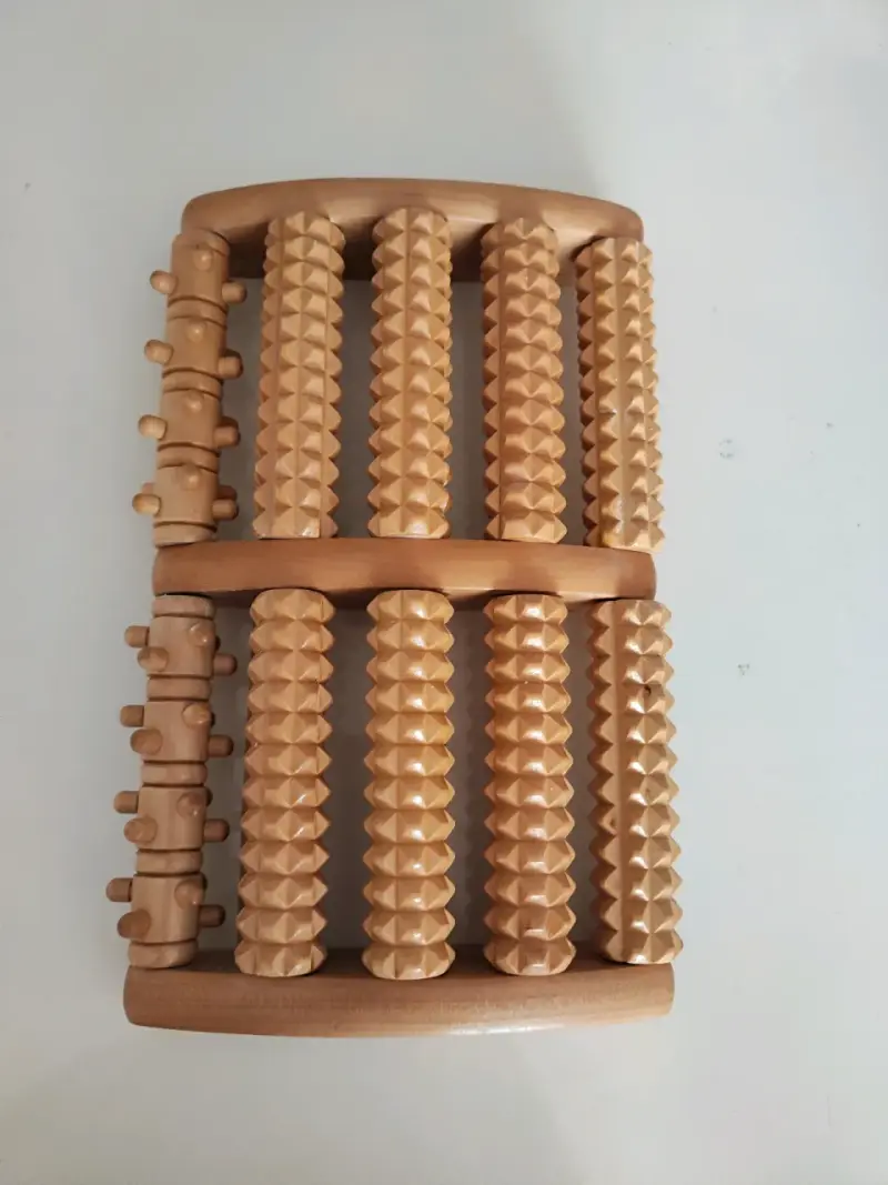 Masajeador de pies de madera con rodillos