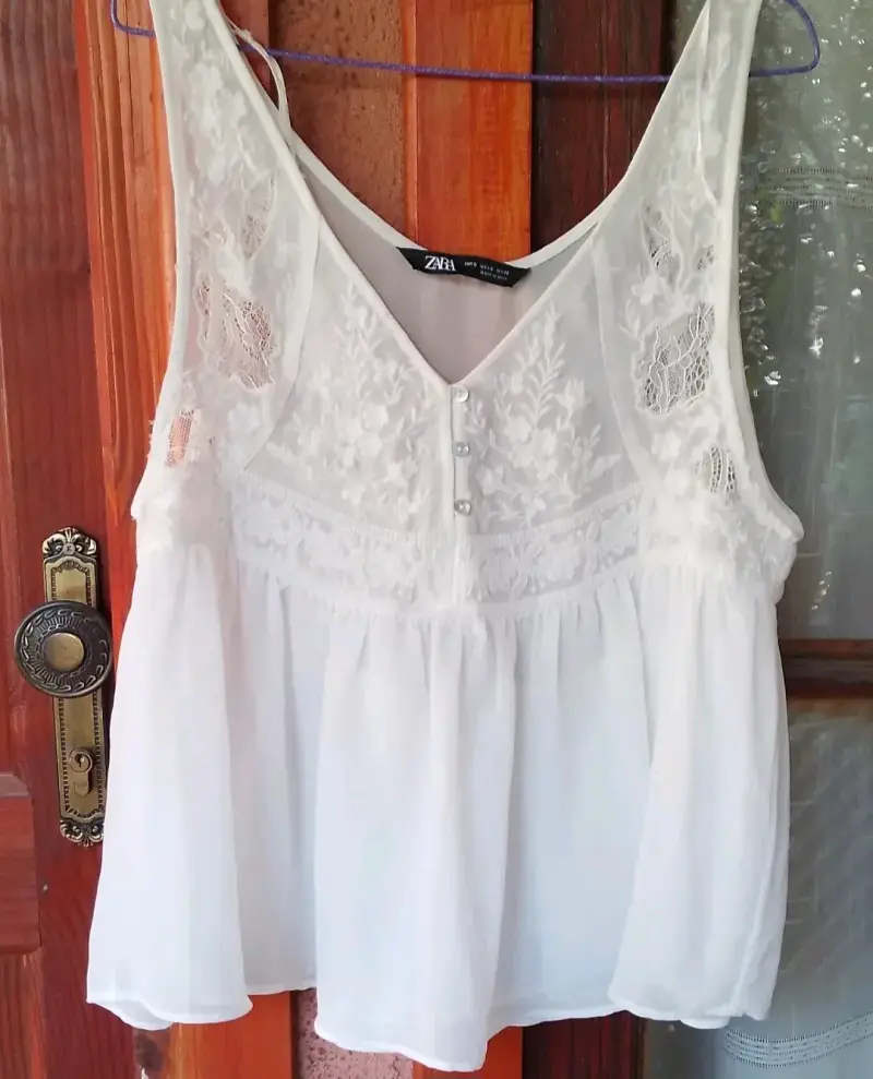 Blusa blanca de encaje Zara para mujer