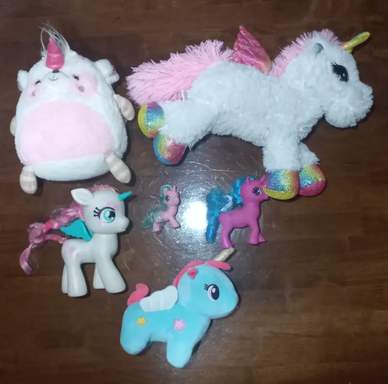 Set de peluches y figuras de unicornio - 1