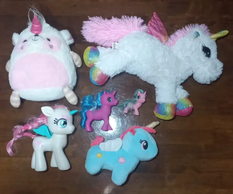 Set de peluches y figuras de unicornio - 3