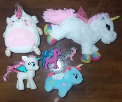 Set de peluches y figuras de unicornio - miniatura 3