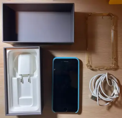 iPhone 6 con cargador y funda - miniatura 1