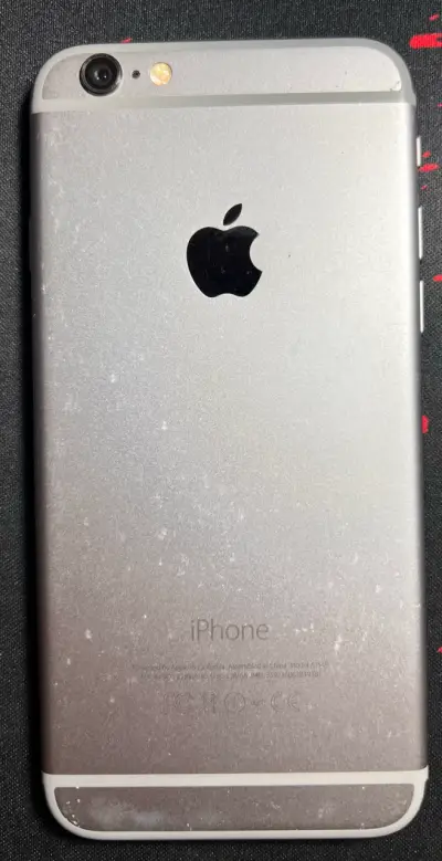 iPhone 6 con cargador y funda - miniatura 3