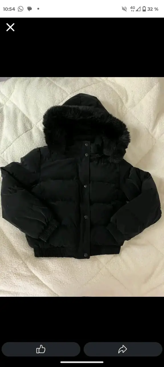 Chaqueta acolchada negra con capucha de piel