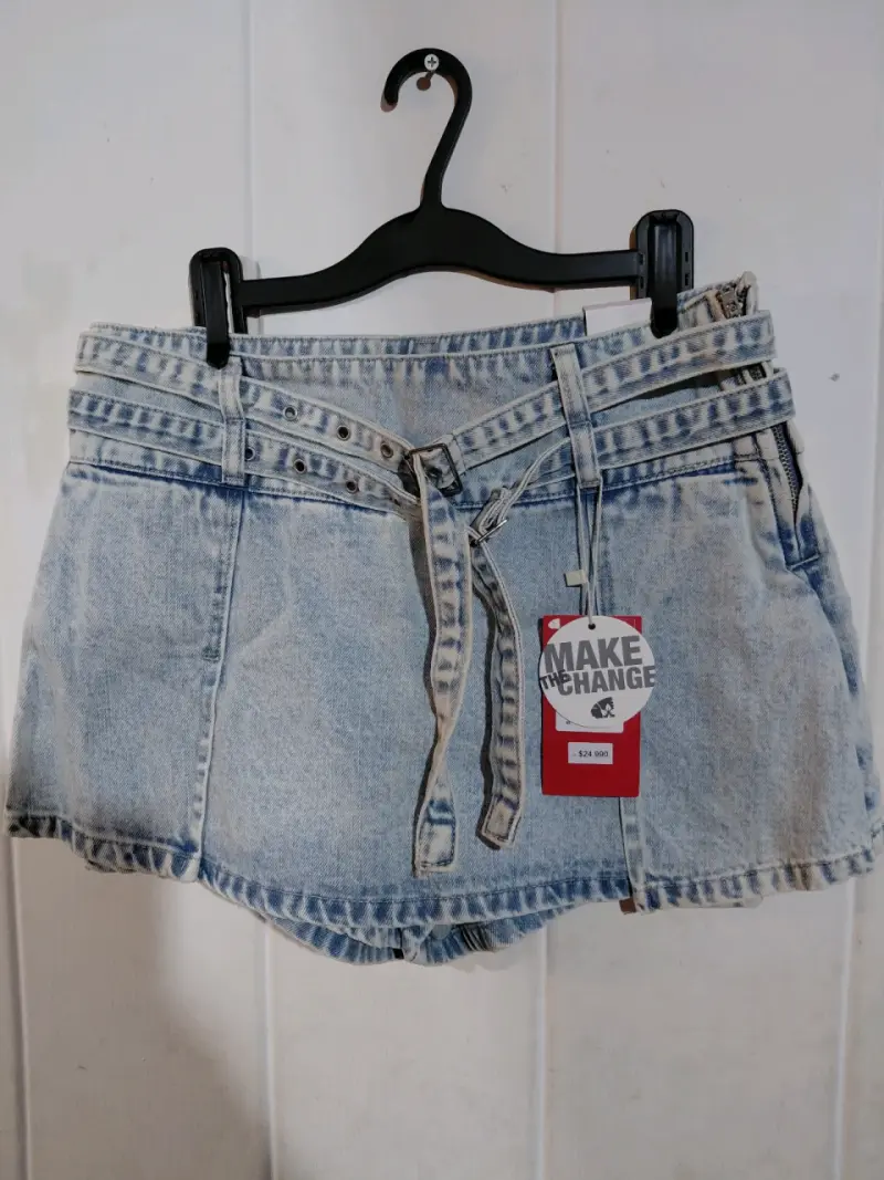 Shorts de mezclilla con cinturón doble - 1