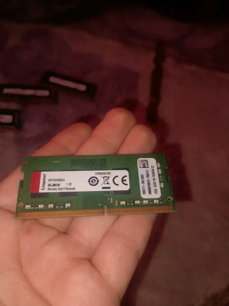 Memorias RAM DDR4 de 4GB varias marcas Son 5 - 6