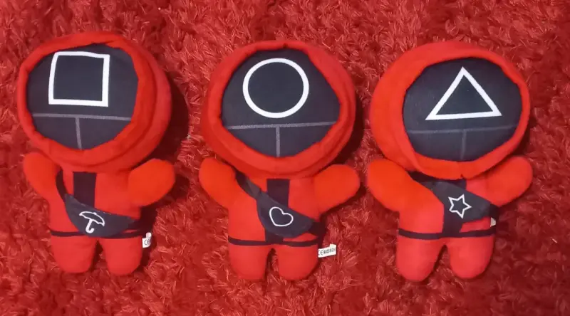 Peluches de personajes de serie en rojo - 1