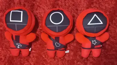 Peluches de personajes de serie en rojo - miniatura 1