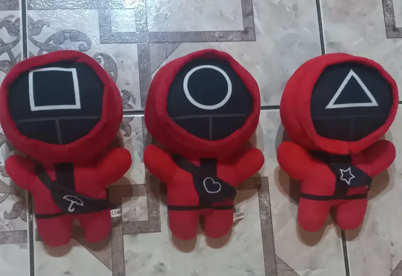 Peluches de personajes de serie en rojo - 2
