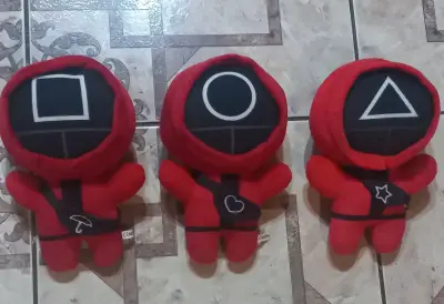 Peluches de personajes de serie en rojo - miniatura 2