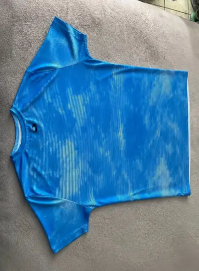 Polera deportiva azul con diseño de nubes - miniatura 2