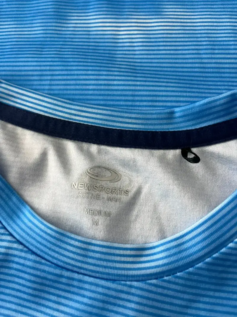 Polera deportiva azul con diseño de nubes - 3