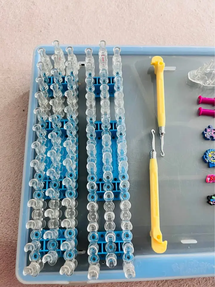 Kit de manualidades Rainbow Loom con estuche - 4