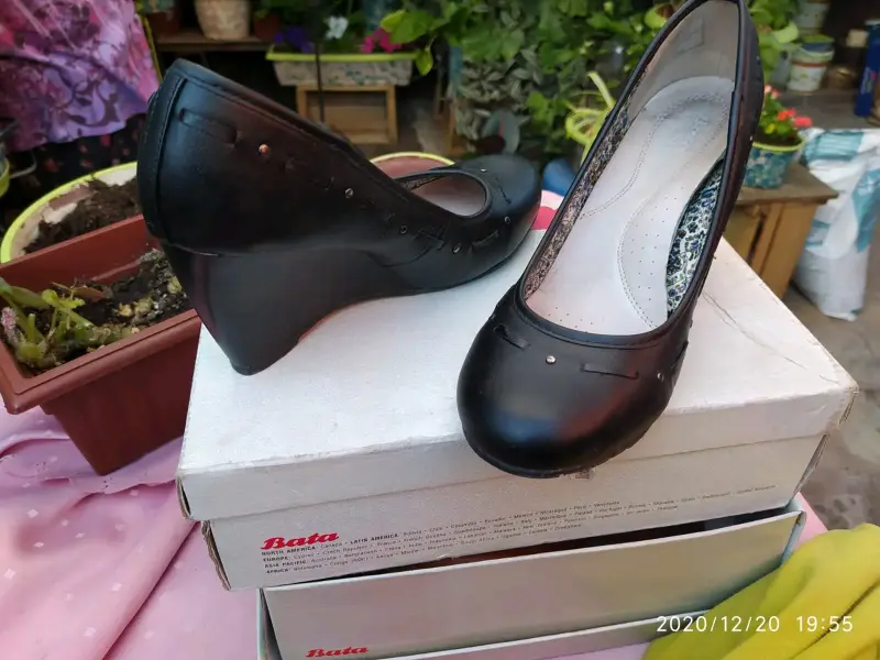 Zapatos de tacón Bata negros y marrones - 1