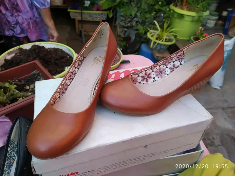Zapatos de tacón Bata negros y marrones - 2