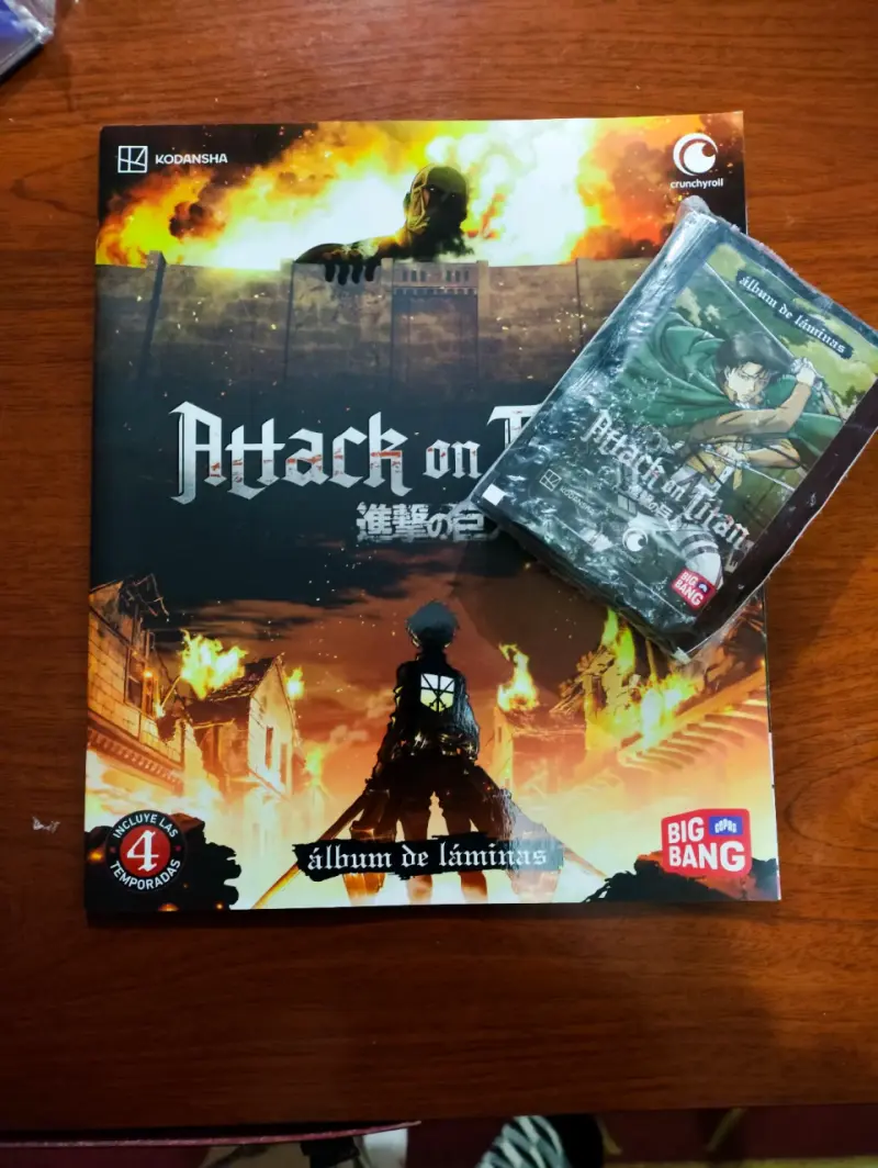 Álbum de láminas Attack on Titan + 25 sobres