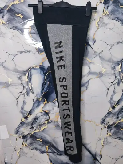 Leggings deportivos Nike Sportswear negros y grises - miniatura 1