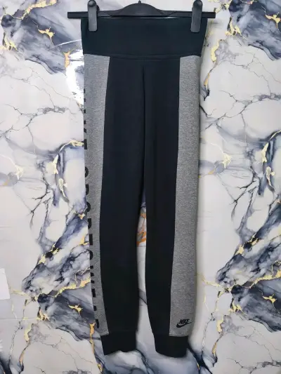 Leggings deportivos Nike Sportswear negros y grises - miniatura 3