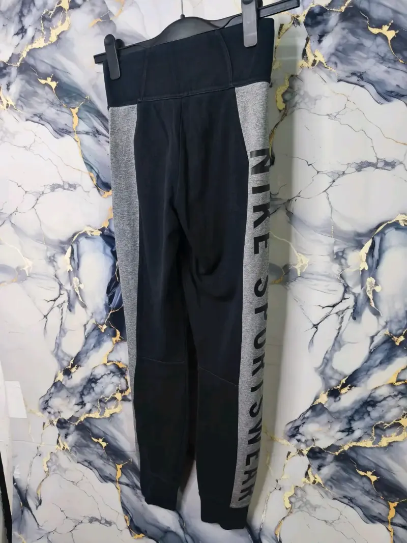 Leggings deportivos Nike Sportswear negros y grises - 4