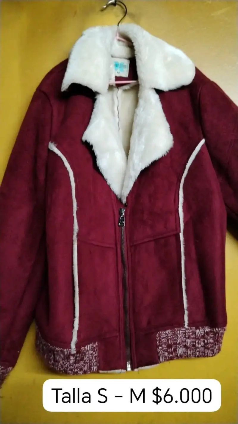 Chaqueta de mujer burdeos con forro de piel sintética