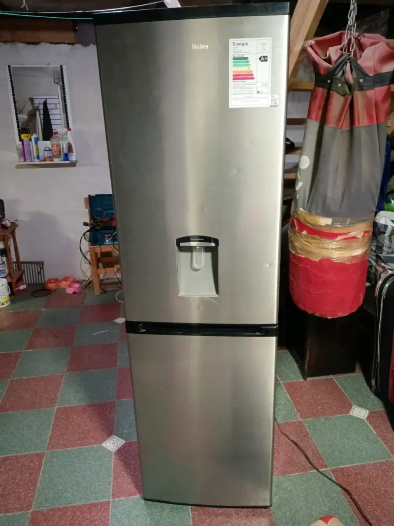 Refrigerador Midea con dispensador de agua - 1