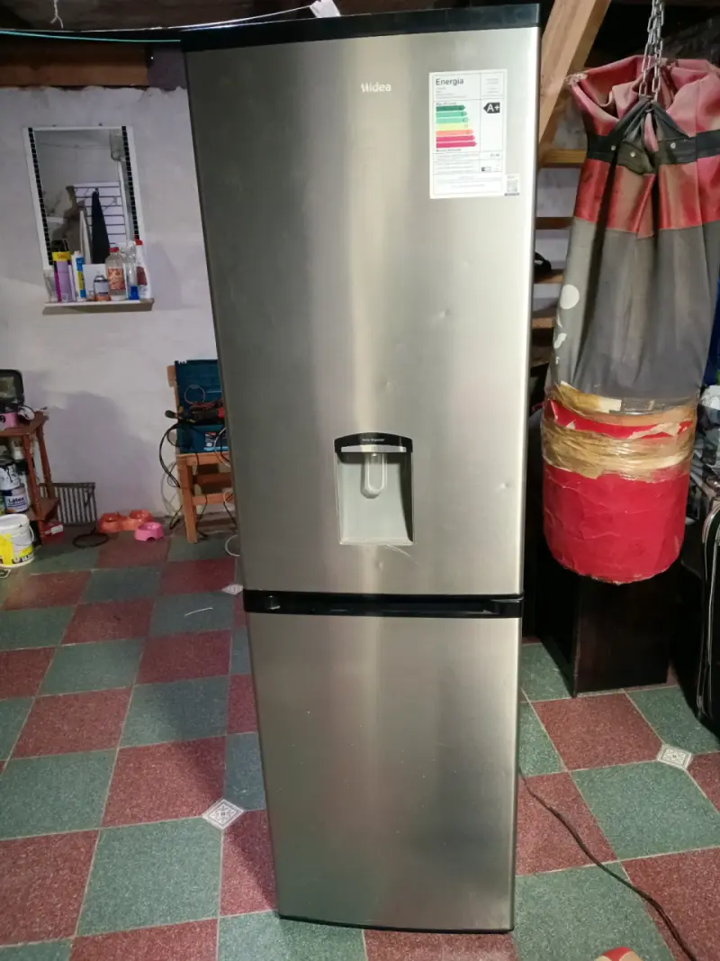 Refrigerador Midea con dispensador de agua - 2